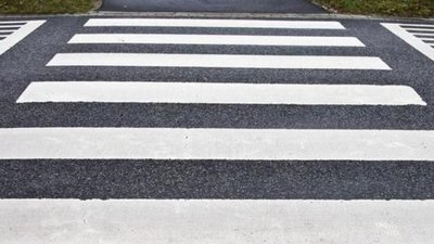 У Тернополі водій авто на пішоході збив дідуся і онука