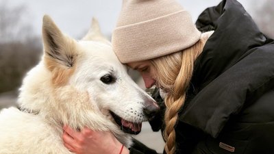 Собака-каністерапевтка Альба та її власниця Вікторія Кузьменко