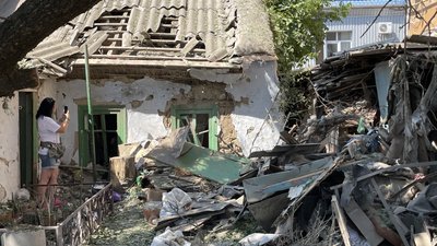 "Я нікуди не встигла вибігти. Були прильоти ще, і ще, не розуміли скільки їх". Херсонці про наслідки обстрілів "Я нікуди не встигла вибігти. Були прильоти ще, і ще, не розуміли скільки їх". Херсонці про наслідки обстрілів