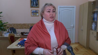 У Франківську працівниці департаменту культури плетуть вервиці для українських військових У Франківську працівниці департаменту культури плетуть вервиці для українських військових