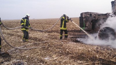 Трактор, легковий автомобіль та навантажувач: на Волині горіли три машини Трактор, легковий автомобіль та навантажувач: на Волині горіли три машини