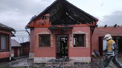 Гараж, склад і житлові кімнати: на Закарпатті згоріла будівля