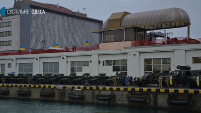 Гаубиці, бронеавтомобілі та ракетні установки: в Одесі відкрили виставку техніки ЗСУ Гаубиці, бронеавтомобілі та ракетні установки: в Одесі відкрили виставку техніки ЗСУ