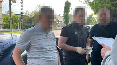 Головного лікаря затримали під час одержання хабаря Головного лікаря затримали під час одержання хабаря