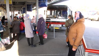 У Житомирі вдвічі зменшилася кількість пасажирів приміських автобусів У Житомирі вдвічі зменшилася кількість пасажирів приміських автобусів