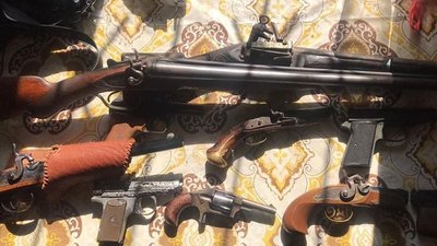 Поліція вилучила у херсонця арсенал різного виду зброї та боєприпасів Поліція вилучила у херсонця арсенал різного виду зброї та боєприпасів