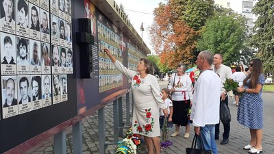 "За незламність духу": у Луцьку нагородили батьків загиблих на Сході бійців "За незламність духу": у Луцьку нагородили батьків загиблих на Сході бійців