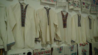 "Вишиванка личить усім". У Кропивницькому в етнолабораторії влаштували фотосесію для кропивничан у вишитих сорочках "Вишиванка личить усім". У Кропивницькому в етнолабораторії влаштували фотосесію для кропивничан у вишитих сорочках