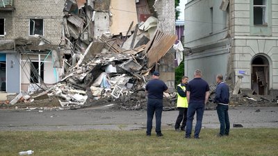 У Харкові відновили під'їзд будинку на Кооперативній, в який торік влітку влучила російська ракета У Харкові відновили під'їзд будинку на Кооперативній, в який торік влітку влучила російська ракета