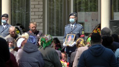 На Полтавщині поховали Юрія Опришка, якого поранив снайпер На Полтавщині поховали Юрія Опришка, якого поранив снайпер