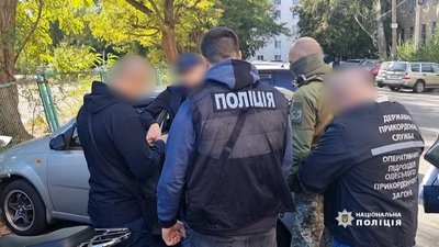 Обіцяв велику заробітну плату та порядних "клієнтів": жителя Одеси підозрюють у вербуванні дівчини для проституції