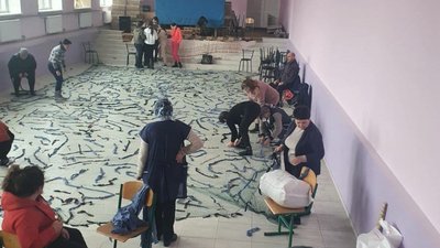 У Болградському районі на Одещині місцеві сплели маскувальні сітки для українських військових