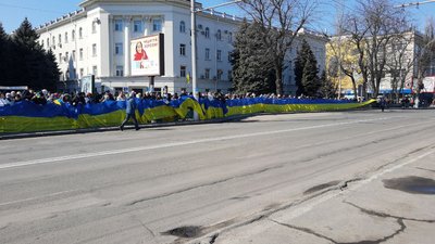 Херсонці знову вийшли на мирний мітинг проти окупантів Херсонці знову вийшли на мирний мітинг проти окупантів