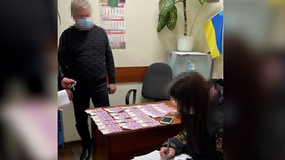 У Рівному викрили посадовця на хабарі за висновки про якість риби і раків