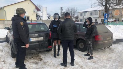 На Житомирщині звільняли заручників – таке завдання виконували поліцейські під час тактичних навчань На Житомирщині звільняли заручників – таке завдання виконували поліцейські під час тактичних навчань