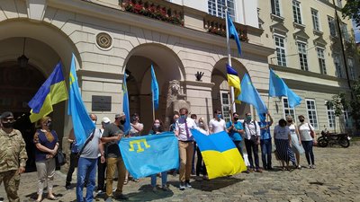 У центрі Львова підняли прапор кримських татар