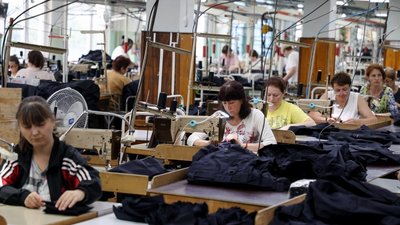 На Черкащині Шмигаль відвідав швейну фабрику з Херсонщини На Черкащині Шмигаль відвідав швейну фабрику з Херсонщини