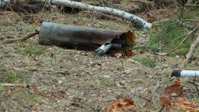 Бліндажі, розтяжки, нерозірвані снаряди: як росіяни окопалися біля Чернігова. Репортаж Бліндажі, розтяжки, нерозірвані снаряди: як росіяни окопалися біля Чернігова. Репортаж