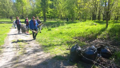 Толока у Дніпрі: жителі району організували прибирання зелених зон Толока у Дніпрі: жителі району організували прибирання зелених зон