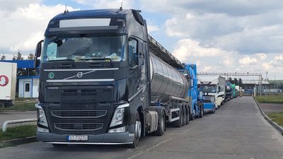 На кордоні утворилась кількакілометрова черга з вантажівок