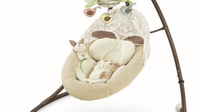 Через смерті немовлят та загрозу задухи компанія Fisher-Price забирає з продажу 2 млн гойдалок Snuga Swings