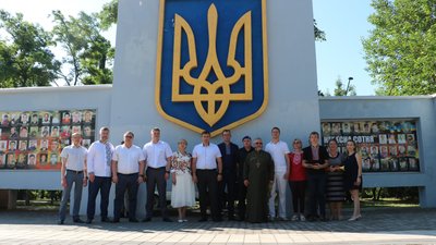 День Конституції: у Херсоні рідним загиблих в зоні ООС воїнів вручили нагороди День Конституції: у Херсоні рідним загиблих в зоні ООС воїнів вручили нагороди