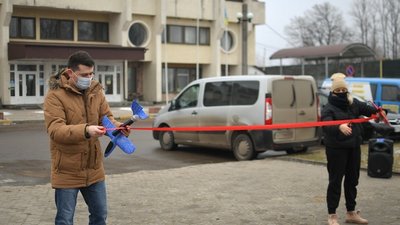 З пінопластовими літаками і плакатами. Іванофранківці нагадали президенту Зеленському його обіцянку