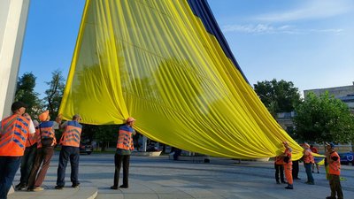 "Зроблений з парашутної тканини". У Дніпрі, на флагштоку біля музею, замінили один з найбільших прапорів України