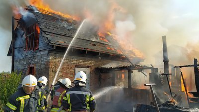 У Конотопі на Сумщині горів приватний будинок. Господар - у лікарні з опіками У Конотопі на Сумщині горів приватний будинок. Господар - у лікарні з опіками