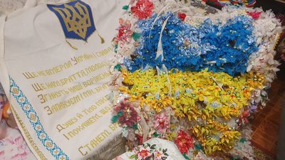 Майстриня з Одещини виготовила та відправила на фронт півсотні сніговиків з ялинкових іграшок