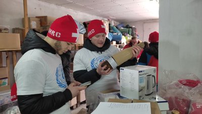 Глюкометри, трикутні бандажі та ліки: волонтери у Луцьку сортують гуманітарну допомогу з Європи