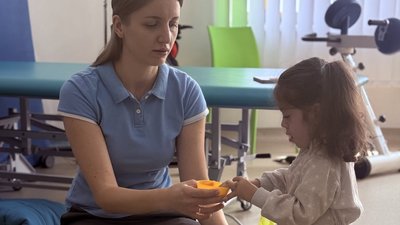3-річна Оля під час реабілітації
