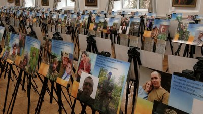 275 історій безвісти зниклих і загиблих захисників: у Чернігові представили фотовиставку
