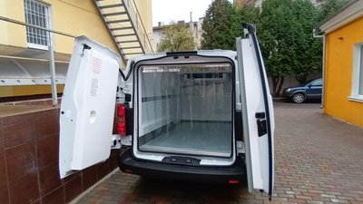 Автомобіль-рефрижератор для транспортування вакцин Автомобіль-рефрижератор для транспортування вакцин
