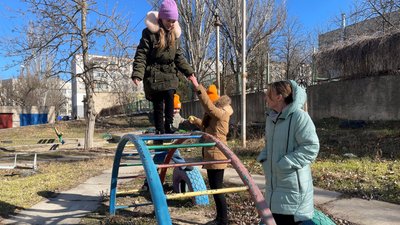 Підтримують один одного та мріють про перемогу. Родина з Херсона пережила окупацію та залишається в місті попри обстріли Підтримують один одного та мріють про перемогу. Родина з Херсона пережила окупацію та залишається в місті попри обстріли