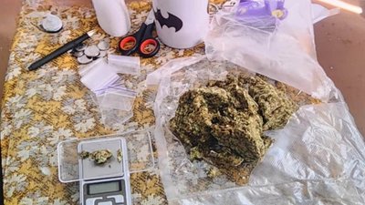 Наркотики, канабіс, поліція