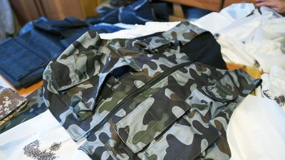 Для снайперів та розвідників: вінничанка шиє маскувальні костюми Для снайперів та розвідників: вінничанка шиє маскувальні костюми