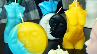 Збирає гроші для ЗСУ: вінничанка виготовляє патріотичні свічки