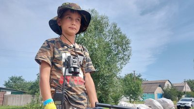 З раціями та іграшковими автоматами: на Харківщині діти облаштували два блокпости, де збирають гроші на ЗСУ З раціями та іграшковими автоматами: на Харківщині діти облаштували два блокпости, де збирають гроші на ЗСУ