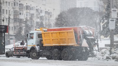 У Києві сніжить, дороги розчищає спецтехніка