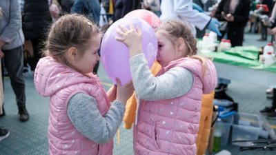 У Чернівцях провели науковий пікнік для дітей вимушених переселенців У Чернівцях провели науковий пікнік для дітей вимушених переселенців