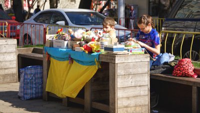 Продають іграшки: одеські школярі зібрали майже сім тисяч гривень для ЗСУ та переселенців. ВІДЕО Продають іграшки: одеські школярі зібрали майже сім тисяч гривень для ЗСУ та переселенців. ВІДЕО