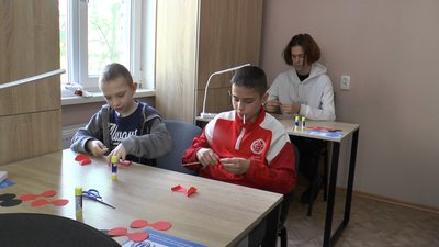 "Червоний мак — пам'ять народу". У Дніпрі для дітей переселенців з Луганщини зробили майстер-клас "Червоний мак — пам'ять народу". У Дніпрі для дітей переселенців з Луганщини зробили майстер-клас