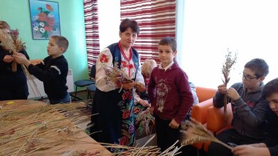 У громаді на Житомирщині школярів навчають робити дідухів У громаді на Житомирщині школярів навчають робити дідухів