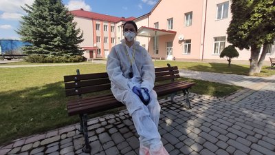 У Теребовлянській лікарні медики ковідної бригади працюють по 12 годин на добу У Теребовлянській лікарні медики ковідної бригади працюють по 12 годин на добу