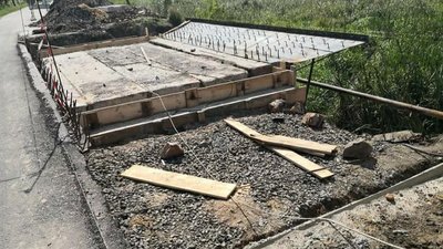У громаді на Волині ремонтують міст через річку У громаді на Волині ремонтують міст через річку