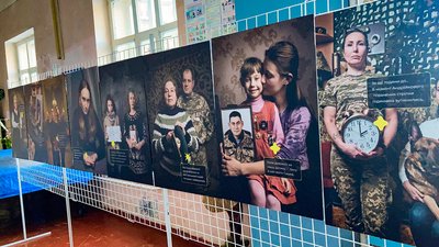 ”Вшануй”. У Кропивницькому музеї презентують пересувну виставку пам’яті загиблих на Сході ”Вшануй”. У Кропивницькому музеї презентують пересувну виставку пам’яті загиблих на Сході