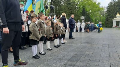 9 травня у Харкові: до Меморіалу Слави несуть квіти 9 травня у Харкові: до Меморіалу Слави несуть квіти