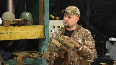 Від 24 лютого підприємство Сергія Міняйлука шиє підсумки для перенесення магазинів з набоями, які, на думку Сергія, є дуже необхідними для військових. Від 24 лютого підприємство Сергія Міняйлука шиє підсумки для перенесення магазинів з набоями, які, на думку Сергія, є дуже необхідними для військових.