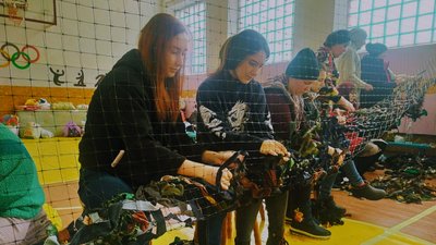 "Тут спокійніше". У громаді на Вінниччині плетуть маскувальні сітки